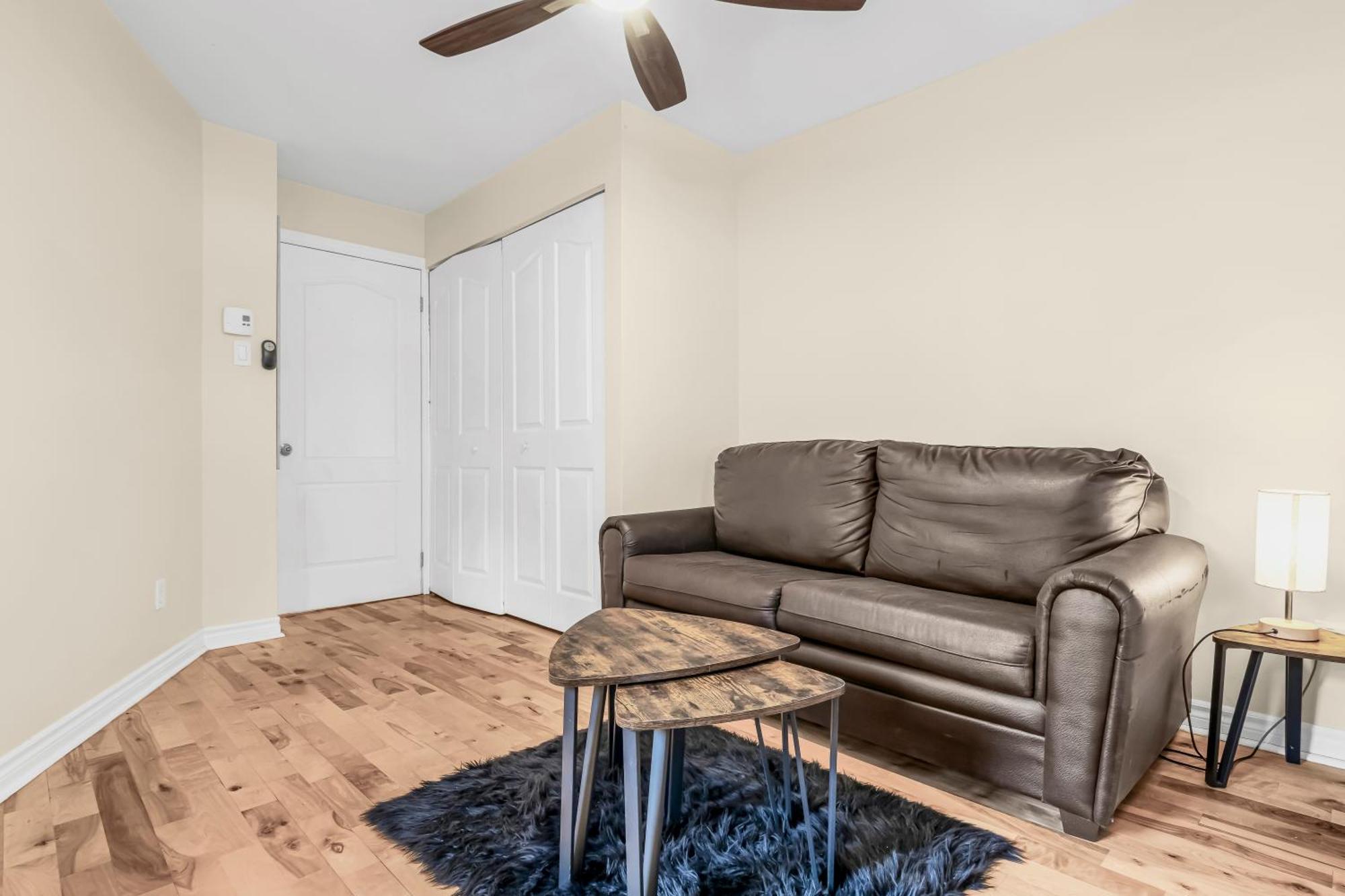 Beautiful 3-Bedrooms In Heart Of Plateau Mont-Royal มอนทรีอัล ภายนอก รูปภาพ