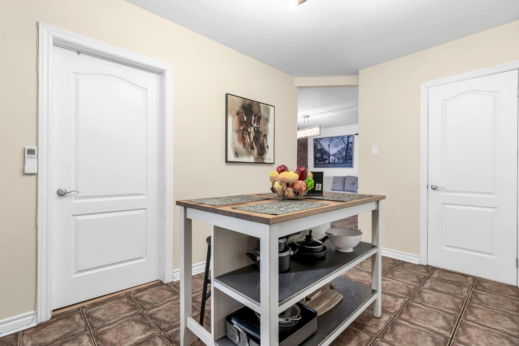 Beautiful 3-Bedrooms In Heart Of Plateau Mont-Royal มอนทรีอัล ภายนอก รูปภาพ