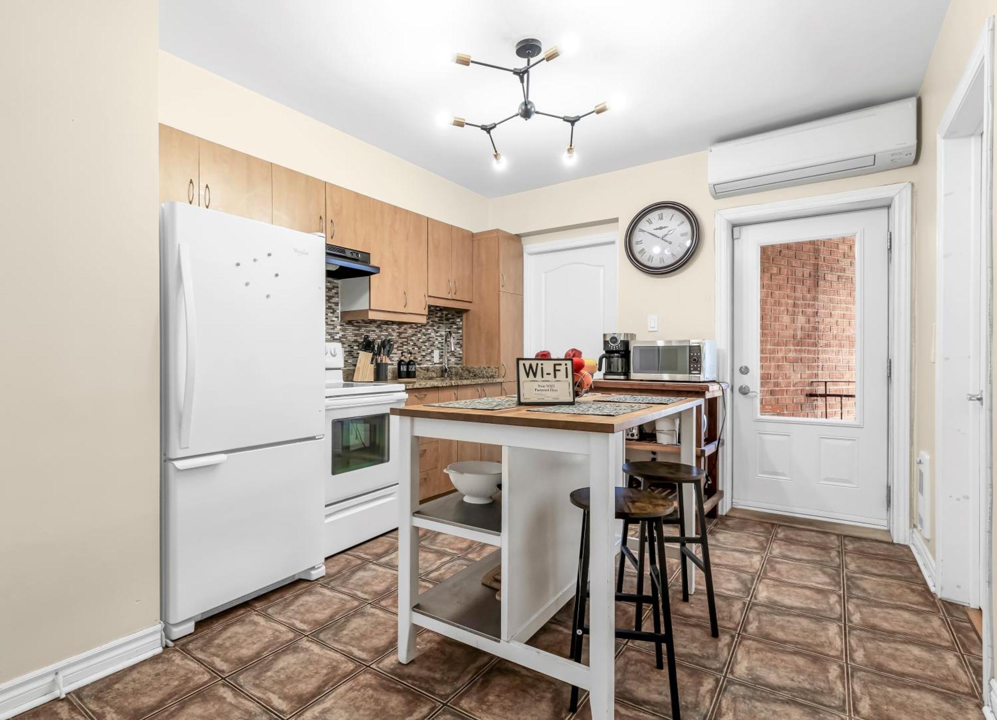 Beautiful 3-Bedrooms In Heart Of Plateau Mont-Royal มอนทรีอัล ภายนอก รูปภาพ