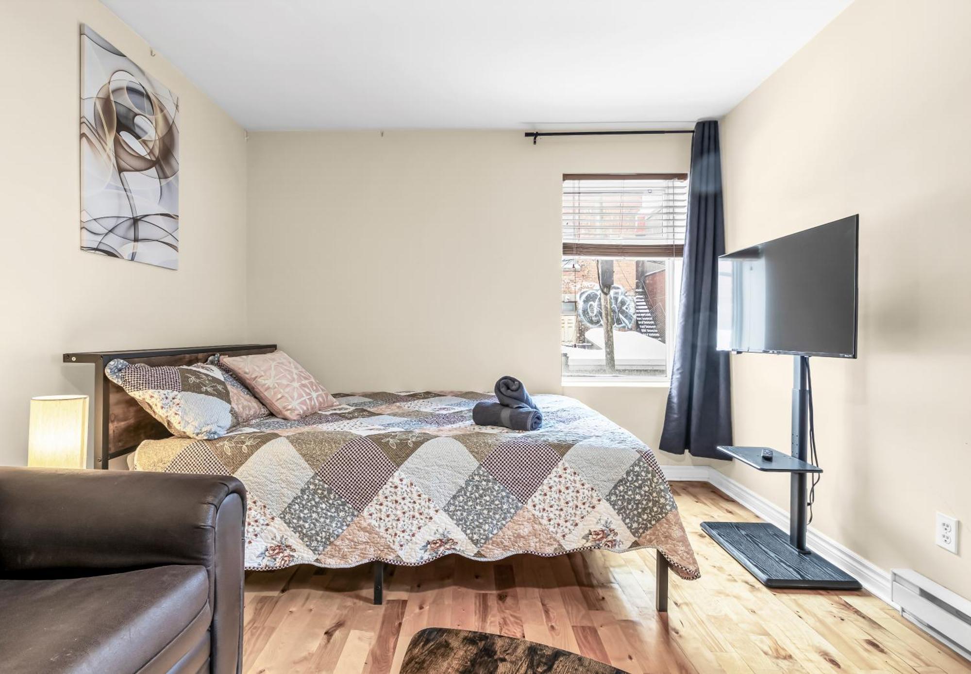 Beautiful 3-Bedrooms In Heart Of Plateau Mont-Royal มอนทรีอัล ภายนอก รูปภาพ