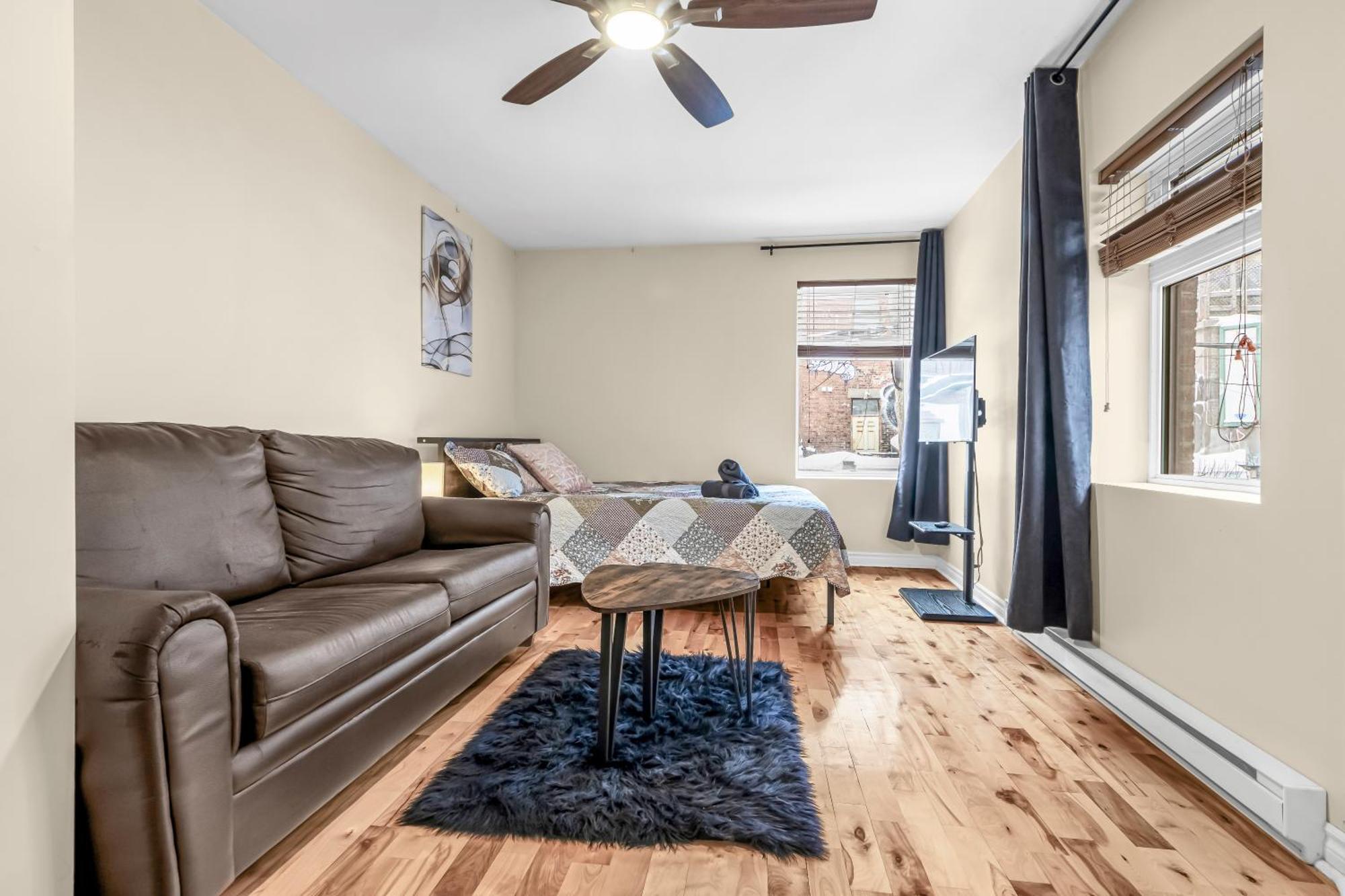 Beautiful 3-Bedrooms In Heart Of Plateau Mont-Royal มอนทรีอัล ภายนอก รูปภาพ